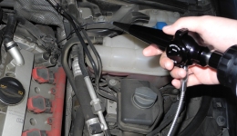 采用韋林工業內窺鏡進行汽車檢測 采用韋林工業內窺鏡進行汽車檢測