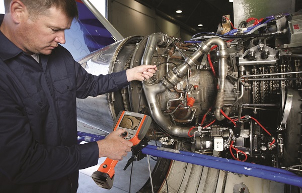 伸入工業內窺探頭實施無損檢測的現場圖